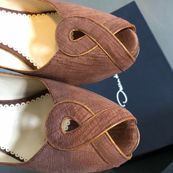 Oscar de la Renta Textured Leather Open Toe Pumps - Picture 2 of 8